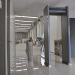 Arco detecto de metal y torniquetes de acceso