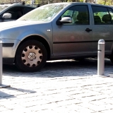 pilonas-manuale-en-estacionamiento-de-atika