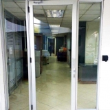 puerta-de-vidrio-con-apertura-biometrica