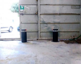Bolardos levadizos instalados en la empresa IIA